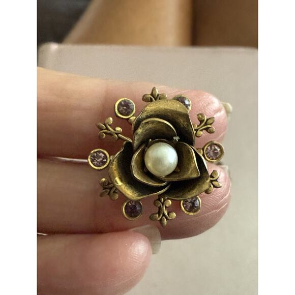 Vintage Clip-On Flower Earrings Gold Tone w/ Imitation Pearl Center - SO DAINTY! - Picture 5 of 6